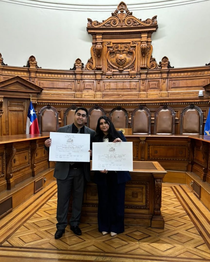 Rodrigo Javier E. Saavedra Bravo y María Antonieta Contreras González, abogados del estudio Saavedra & Contreras, con sus títulos de abogado